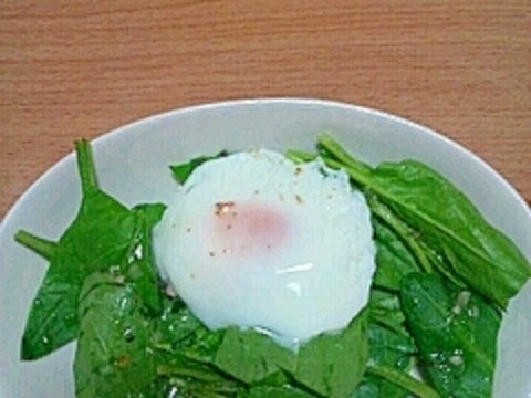 レンジで作るホウレン草の卵サラダ